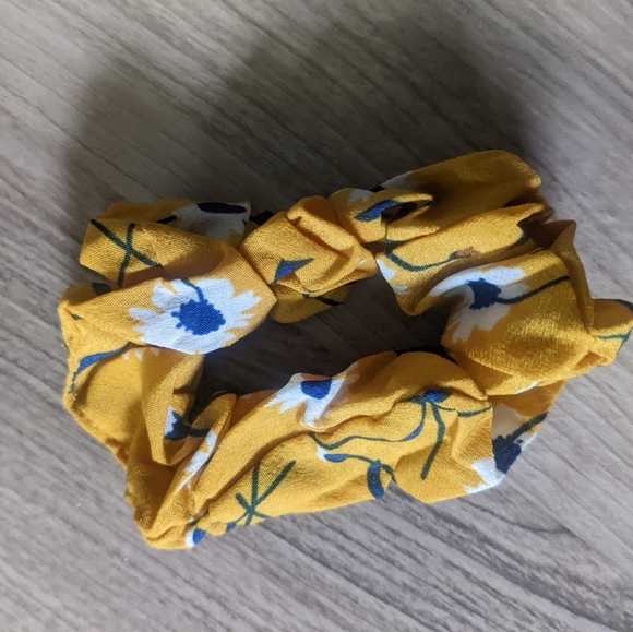 Golden peachy scrunchie set! - Picture 5 of 6